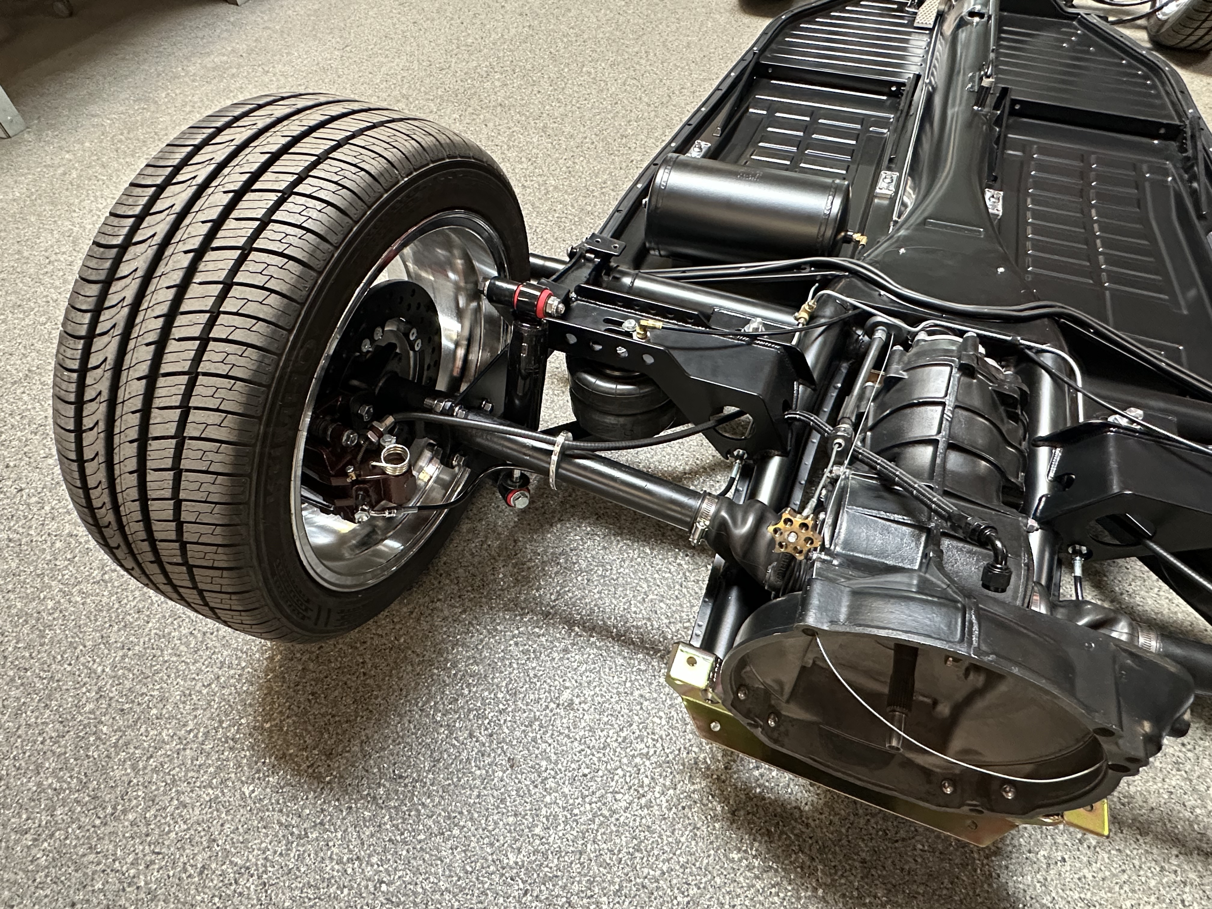 Close-up of the air bag installed on the swing axle bracket