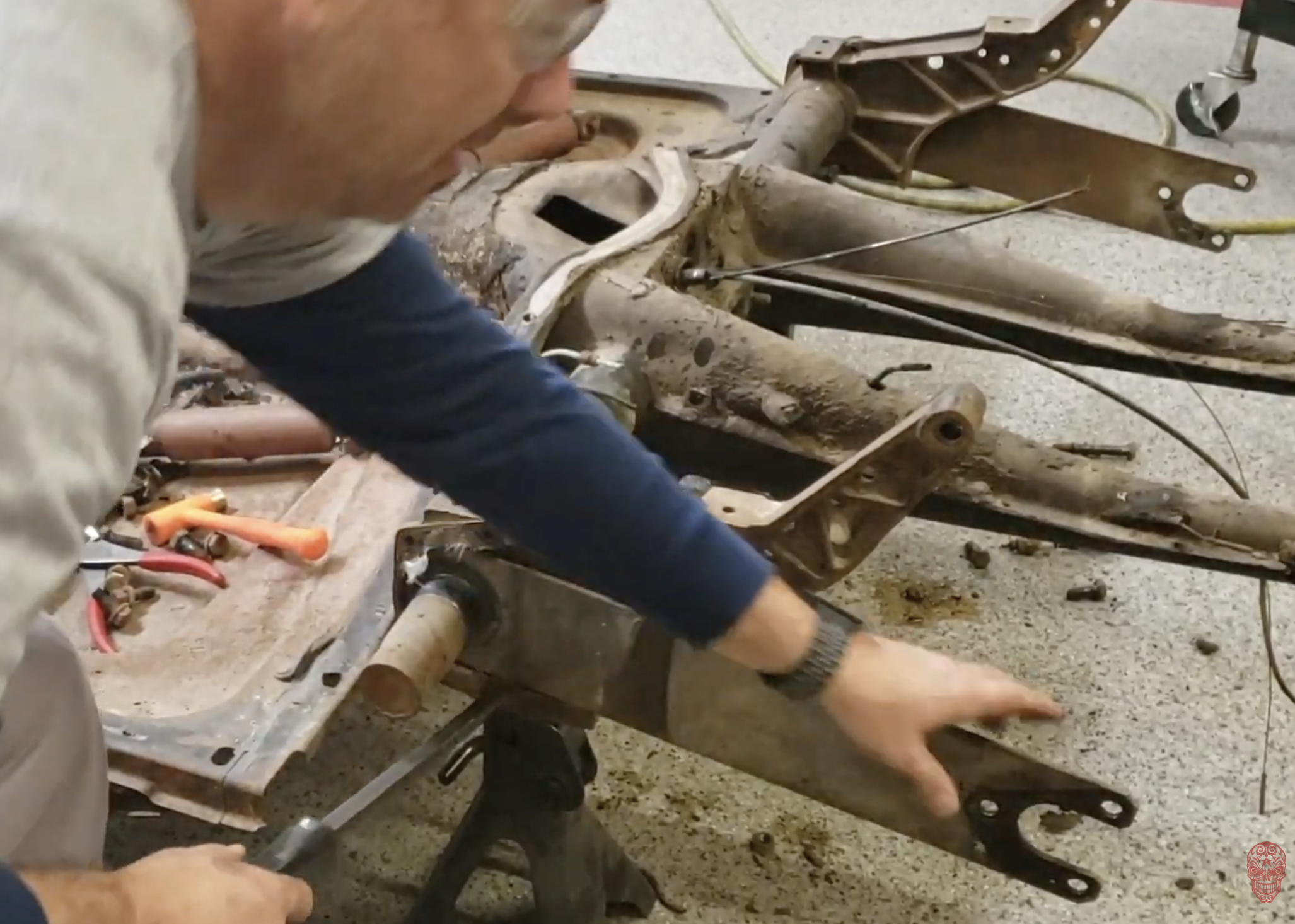 Removing spring plates from a swing axle VW